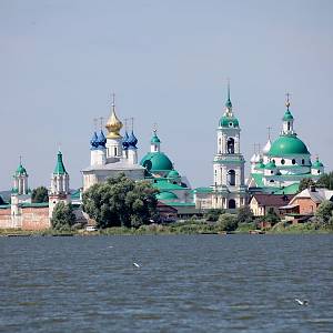 Rostov Veliký - Dimitrijevův klášter sv. Jakuba (Спасо-Яковлевский Димитриев монастырь) z jezera Nero