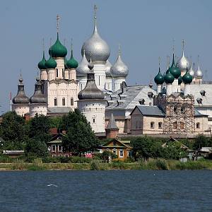 Rostov Veliký - Rostovský kreml, celkový pohled z jezera Nero