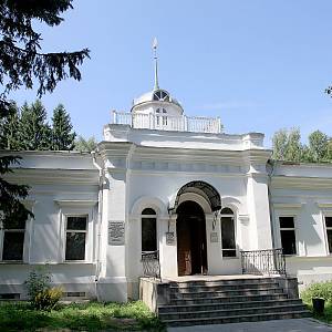 Pereslavl Zálesský (Переславль-Залесский) - Muzeum usedlost „loďka Petra I.“ (Музей-усадьба «Ботик Петра I»), Bílý palác