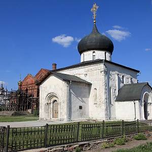 Juriev Polský (Юрьев-Польский) - chrám sv. Jiří (Георгиевский собор), pohled od jihozápadu, v pozadí chrám sv. Trojice