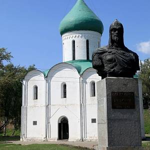 Pereslavl Zálesský (Переславль-Залесский) - chrám Proměnění Páně a busta Alexandra Něvského
