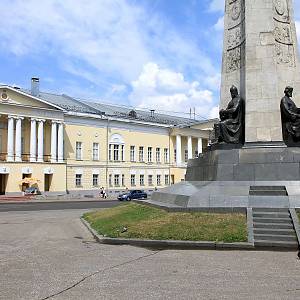 Vladimir - chrámové náměstí s monumentem 850. výročí založení města
