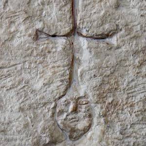 Kidekša (Кидекша) - chrám svatých Borise a Gleba (церковь Бориса и Глеба), kříž s hlavou Adama z 12. století na jednom ze sloupů