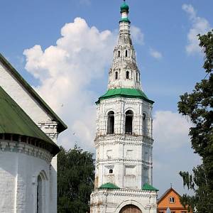 Kidekša (Кидекша) - šikmá zvonice se stanovou střechou (шатровая колокольня)