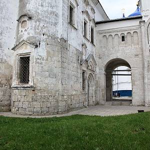 Bogoljubovo (Боголюбово) - Bogoljubský klášter (Боголюбский монастырь), zbytky knížecí rezidence a původního chrámu Narození P. Marie