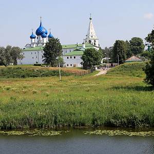 Suzdal - suzdalský kreml, valy a řeka Kamenka