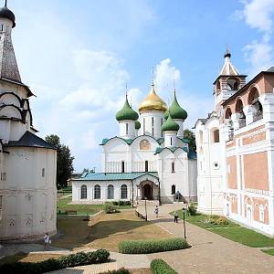 Suzdal - klášter sv. Eutýnia Suzdalského (Спасо-Евфимиев монастырь), chrám Proměnění Páně (uprostřed), zvonice (vpravo) a refektář s chrámem Nanebevzetí Panny Marie (vlevo)