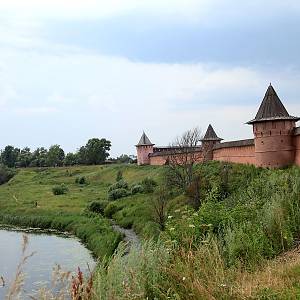 Suzdal - klášter sv. Eutýnia Suzdalského (Спасо-Евфимиев монастырь), opevnění nad řekou Kamenkou