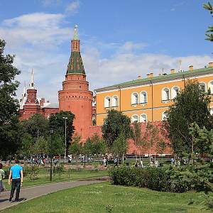 Moskevský Kreml - pod hradbami v Alexandrijském parku