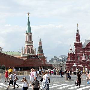 Pohled na severní část Rudého náměstí s Mikulášskou věží Kremlu