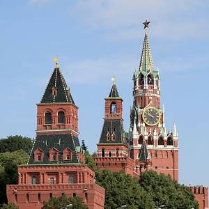 Moskevský Kreml - hradby, věže (odspoda) Konstantino-elenejská, Nabatnaja a Spasitelova