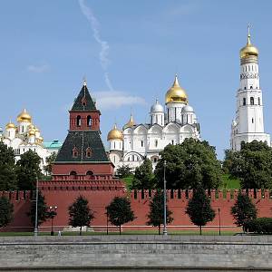 Moskevský Kreml - pohled od jihu, hradba s Bezejmennou věží a za ní Chrámové náměstí