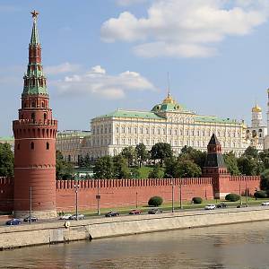 Moskevský Kreml - pohled od jihozápadu přes řeku Moskvu, v popředí Vodárenská věž