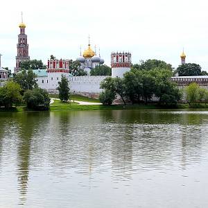 Moskva - Novopanenský klášter, celkový pohled přes rybník