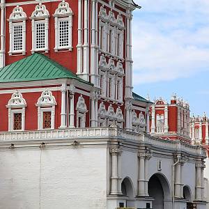 Moskva - Novopanenský klášter, vstupní brána a opevnění na jižní straně