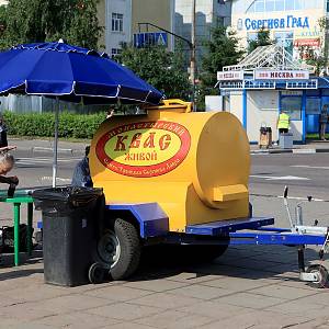 Tradiční prodej kvasu před nádražím v Sergijev Posadu