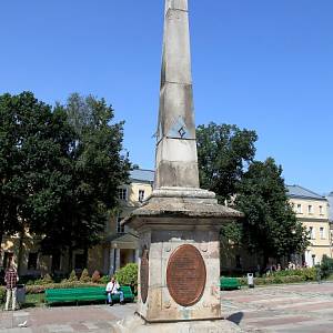 Sergijevova lávra sv. Trojice (Свято-Троицкая Сергиева лавра) - obelisk