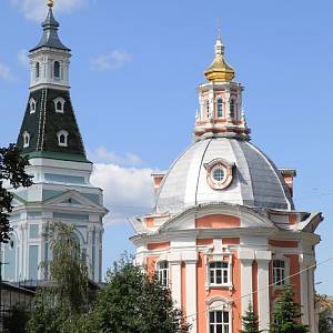 Sergijevova lávra sv. Trojice (Свято-Троицкая Сергиева лавра) - chrám Smolenské ikony Panny Marie (Церковь Смоленской иконы Божией Матери) a věž brány (Каличья башня) 