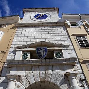 Cres - hodinová věž v centru