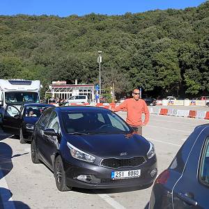 Čekáme na přívoz na ostrově Krk do Meragu na ostrově Cres