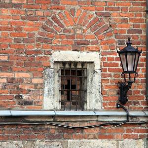Riga - kostel sv. Jana, okno s pověstí o zazděných mniších