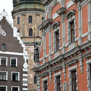 Riga - průhled od domu Černohlavců ke kostelu sv. Petra