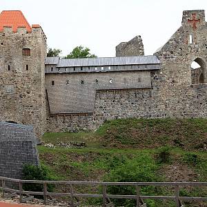 Hrad Sigulda - vstupní část s bránou