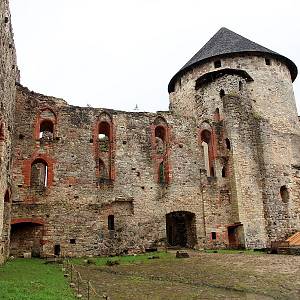 Cēsis - nádvoří hradu se západní věží