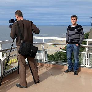 Jūrmala - Honza a Kristaps na terase hotelu