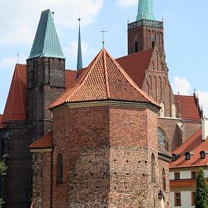 Vratislav - Dómský ostrov, kostel sv. Martina s kostelem sv. Bartoloměje a sv. Kříže v pozadí