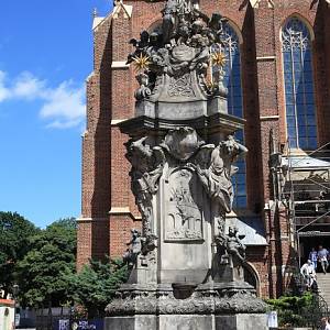 Vratislav - pomník sv. Jana Nepomuckého před kostelem sv. Kříže a sv. Bartoloměje