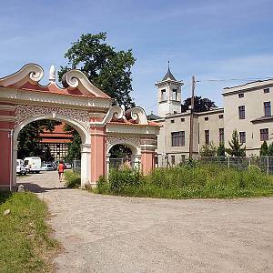 Galowice - barokní brána, zámek a špýchar