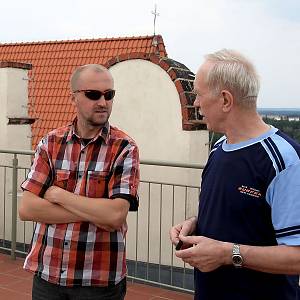 Środa Śląska (Slezská Středa) - pan ředitel muzea Dr. Grzegorz Borowski (vlevo) na věži zvonice