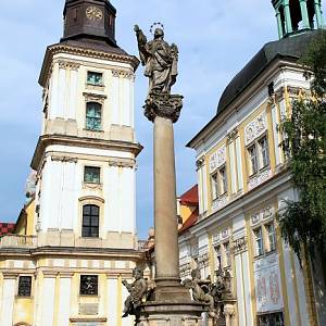 Trzebnica (Třebnice) - kostel sv. Bartoloměje a sv. Hedviky s klášterem a sochou sv. Jana Nepomuckého