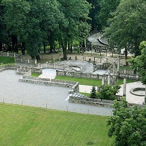 Kamenec - postupně obnovované fontány v parku