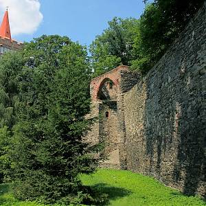 Pačkov - hradby s Vratislavskou bránou