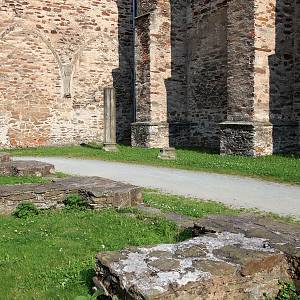 Kamenec - zbytky křížové chodby kláštera