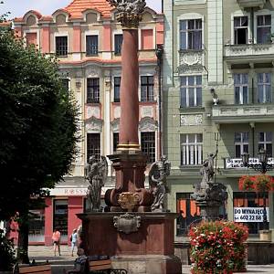 Świdnica (Svídnice) - sloup sv. Trojice a Neptunova kašna na náměstí Rynek