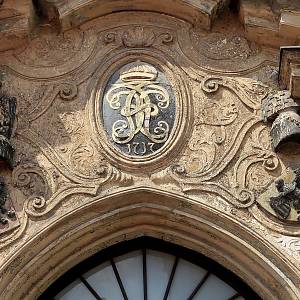 Świdnica (Svídnice) - původně gotický portál na jednom domě na náměstí s českým znakem v levo a slezským znakem vpravo