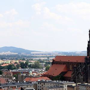 Świdnica (Svídnice) - pohled na město s katedrálou sv. Václava a Stanislava, v pozadí masiv hory Ślęża