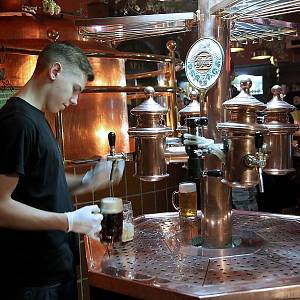 Vratislav - pivovar a restaurace Spiż, točení piva