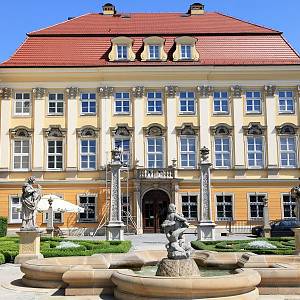 Vratislav - hlavní barokní křídlo s barokní zahradou od jihu