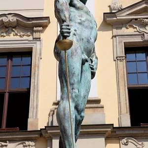 Vratislav - socha Šermíř na kašně před univerzitou