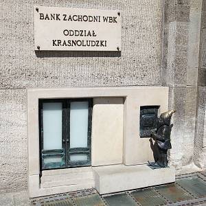 Vratislav - Vratislavští trpaslíci, trpasličí oddělení Západní banky s bankomatem na Rynku