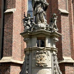 Vratislav - socha sv. Jana Nepomuckého před kostelem sv. Matěje