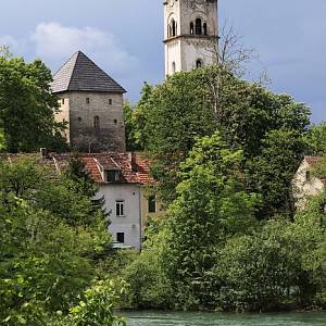 Bihač - věž kostela sv. Antonína a Kapitánova věž