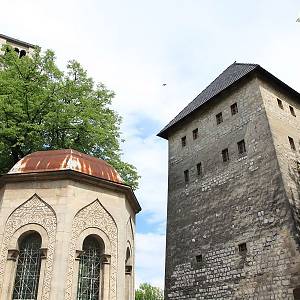 Bihač - kapitánova věž a mauzoleum Turbe