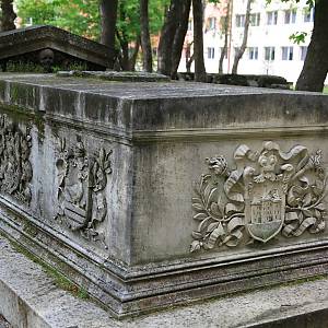Bihač - sarkofág u kostela