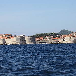 Pohled na Dubrovník od východu ze strany přístavu s bránou Ploče