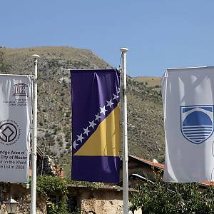 Mostar - vlajka Bosny a Hercegoviny a znak UNESCO
